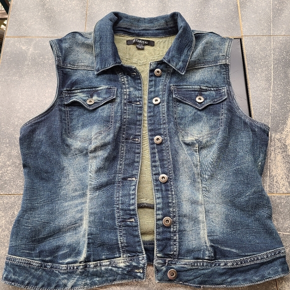 Le Chateau Jean Vest - Picture 1 of 3